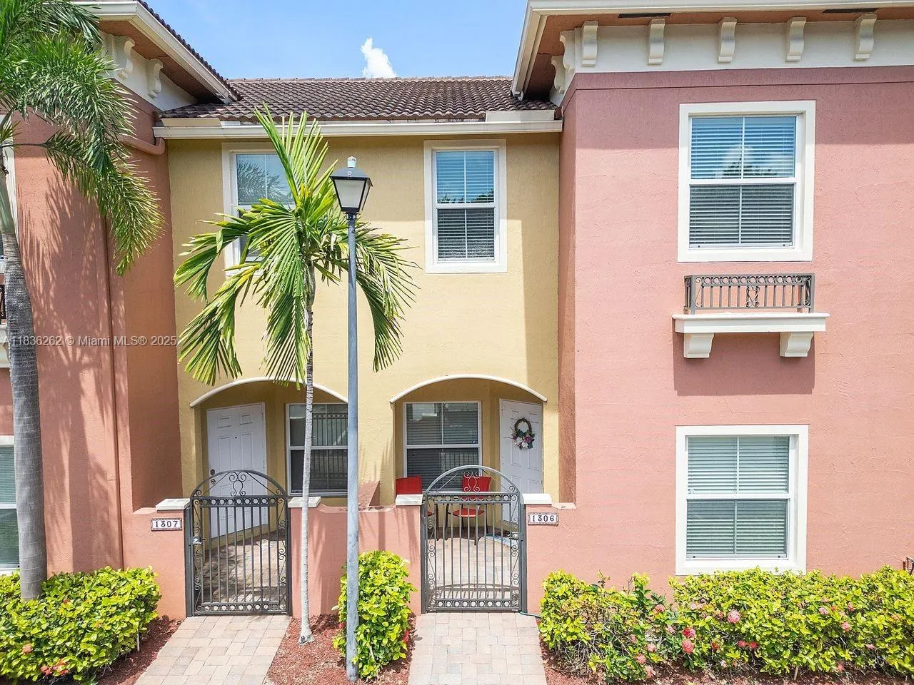 2851 W Prospect Rd, #1306