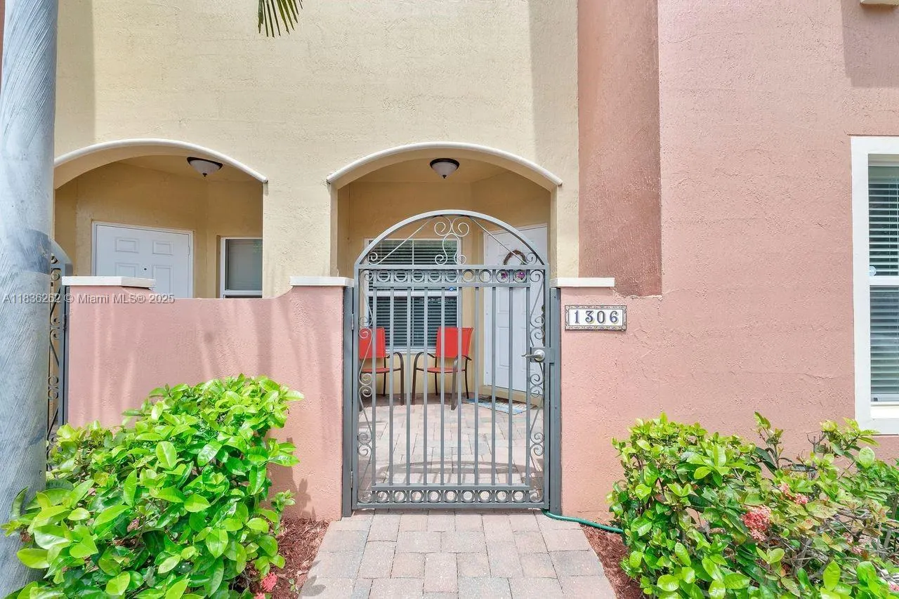 2851 W Prospect Rd, #1306