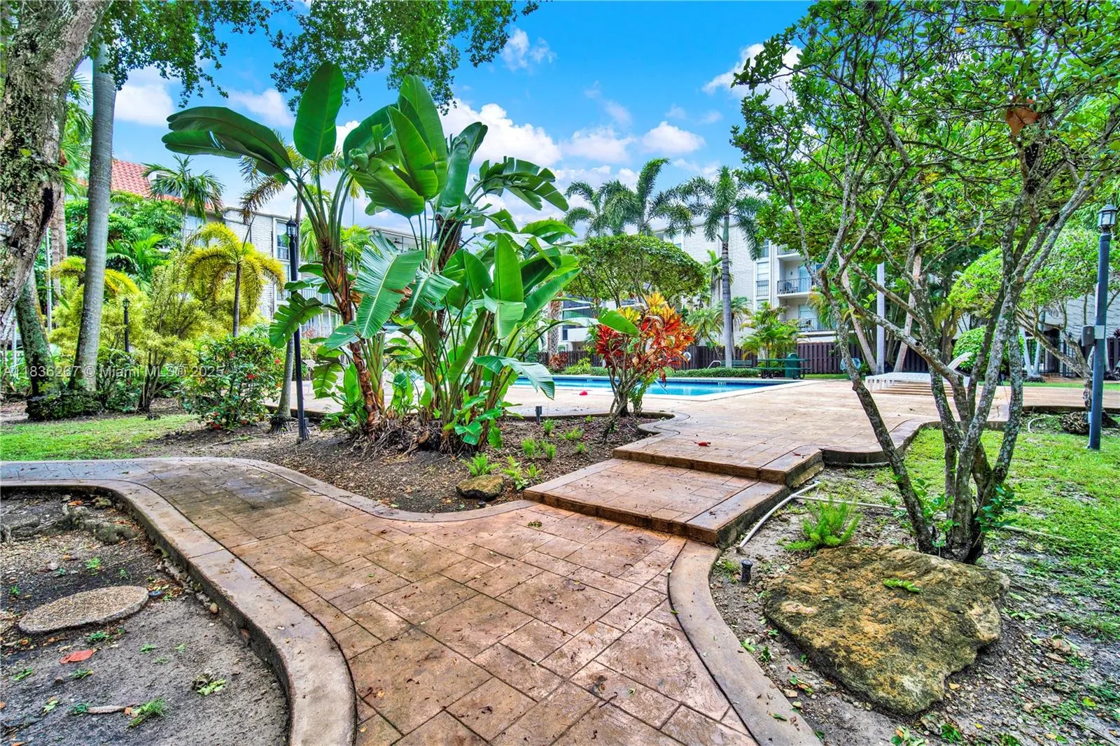 6886 N Kendall Dr, #D102