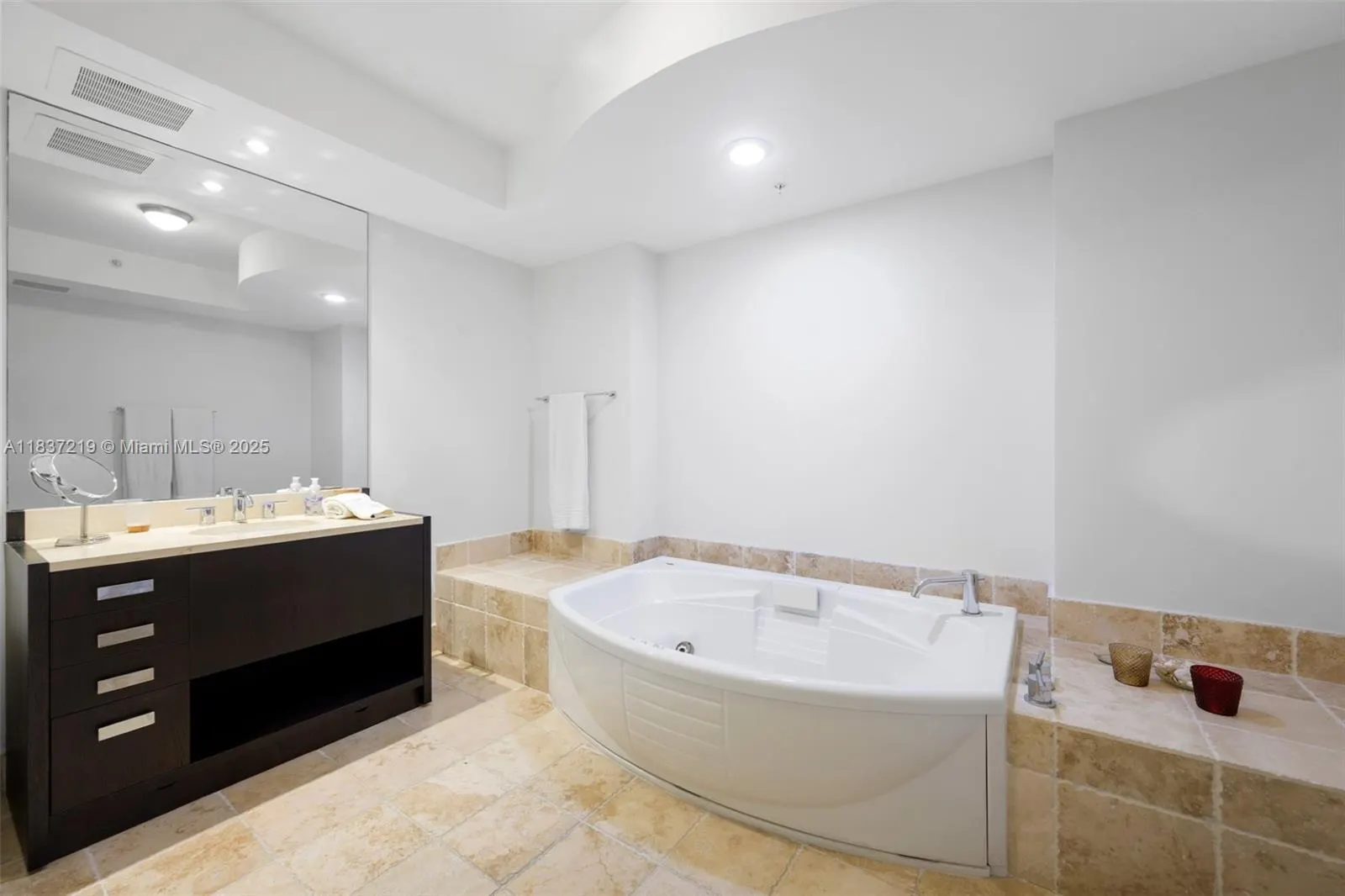18201 Collins Ave, #1006