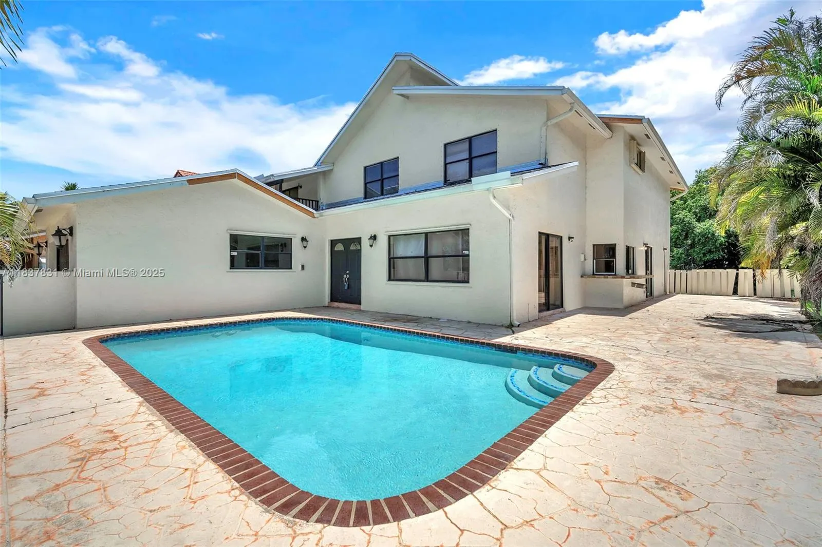 911 Mockingbird Ln