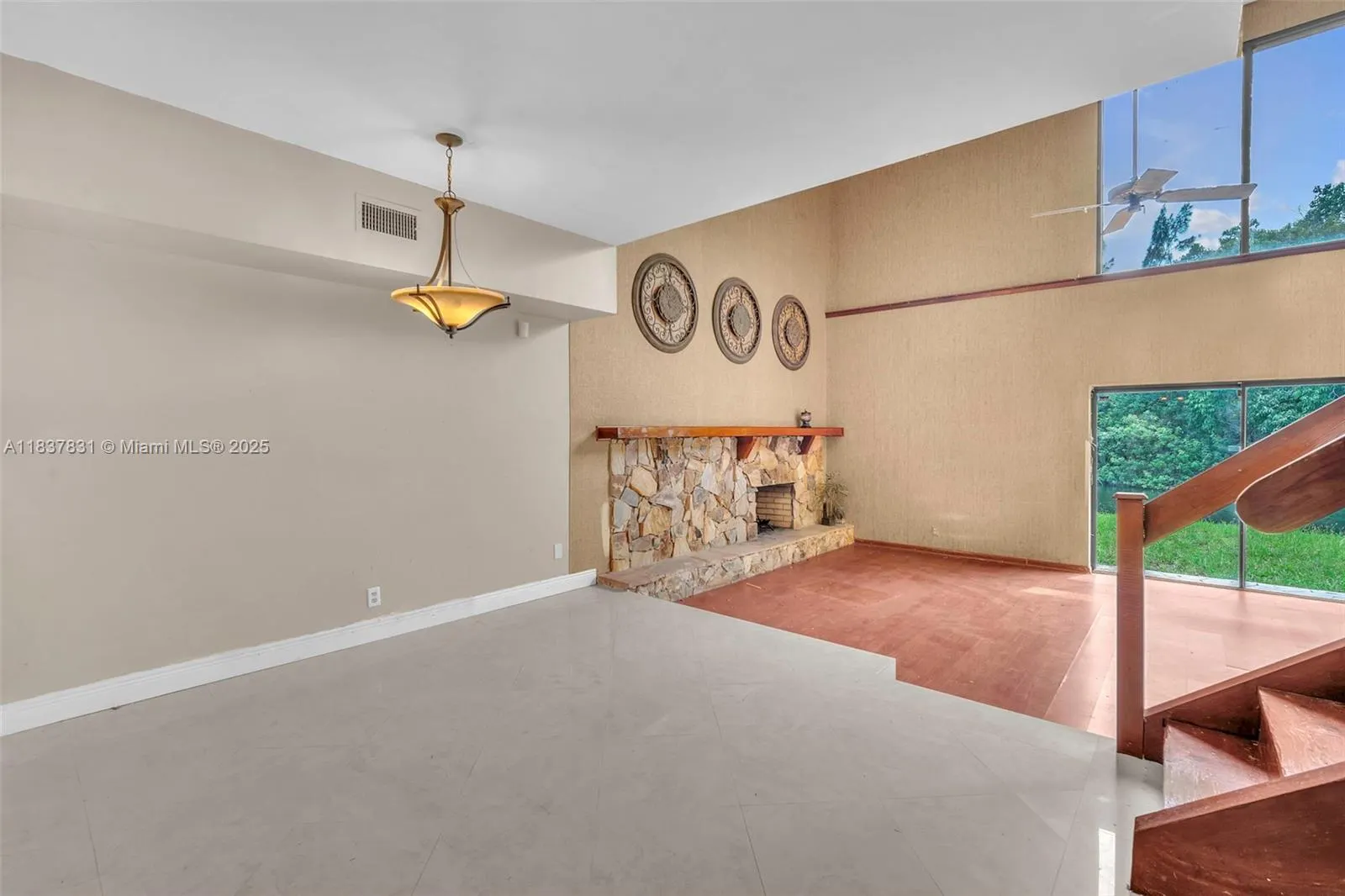 911 Mockingbird Ln