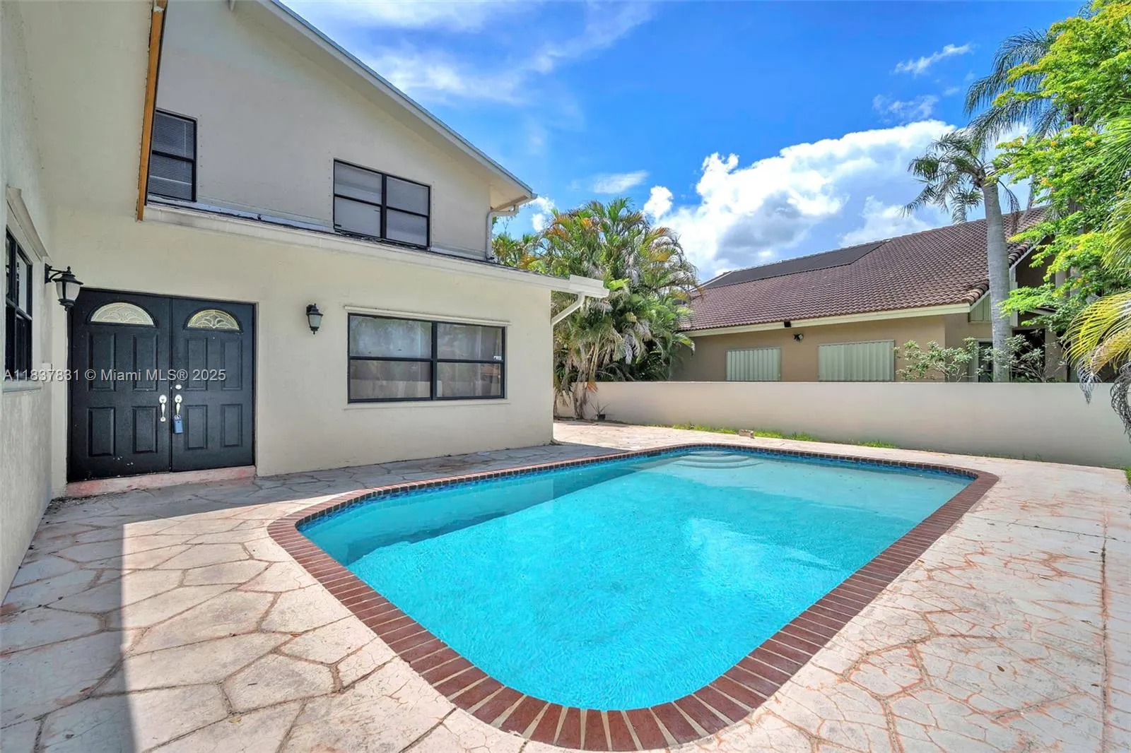 911 Mockingbird Ln