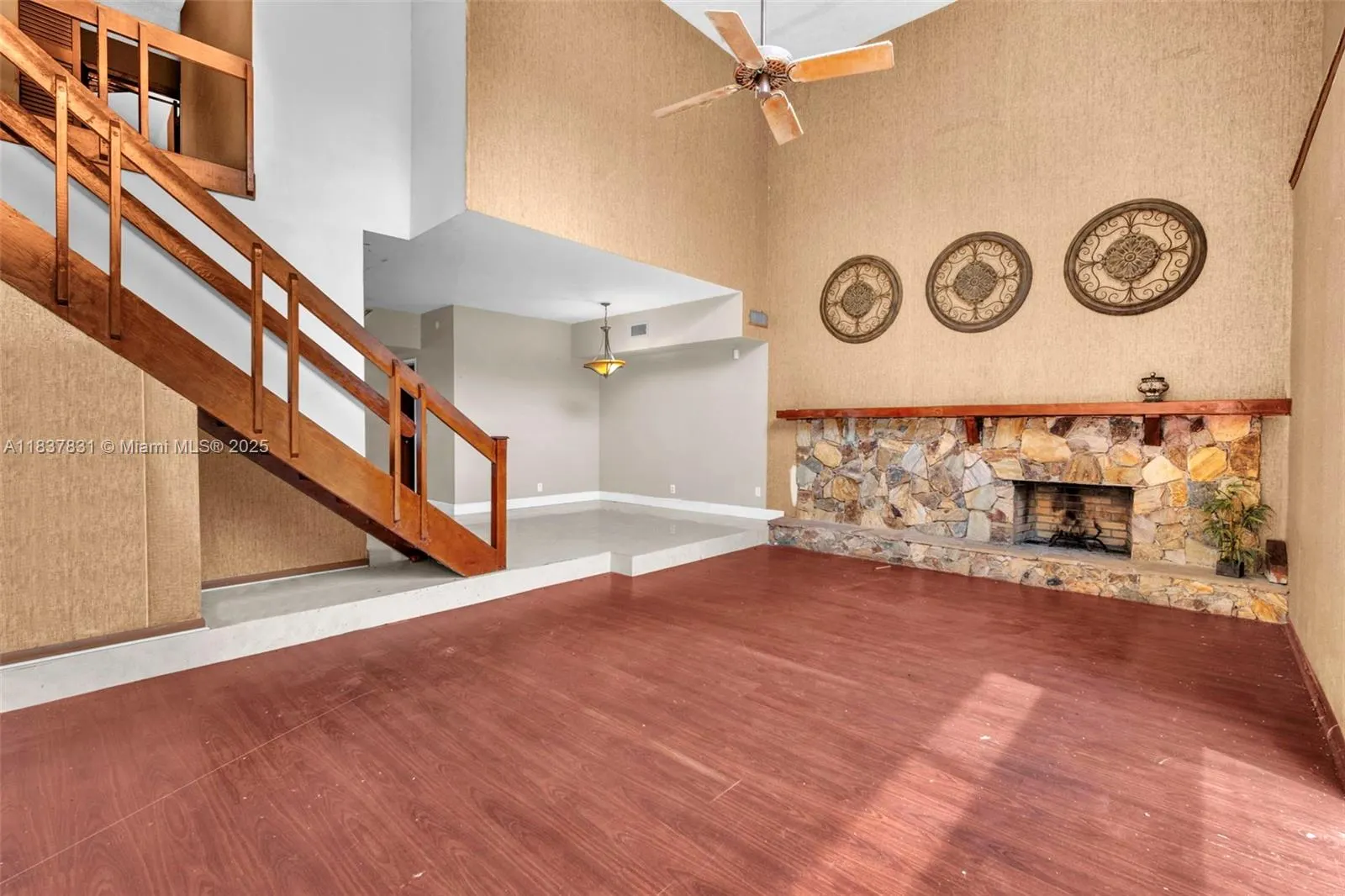 911 Mockingbird Ln