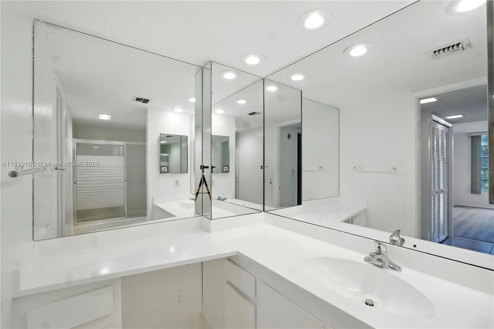 3850 Oaks Clubhouse Dr, #307