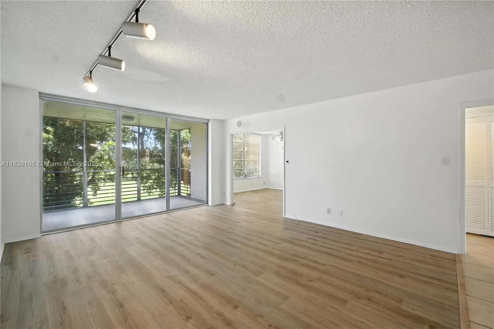 3850 Oaks Clubhouse Dr, #307