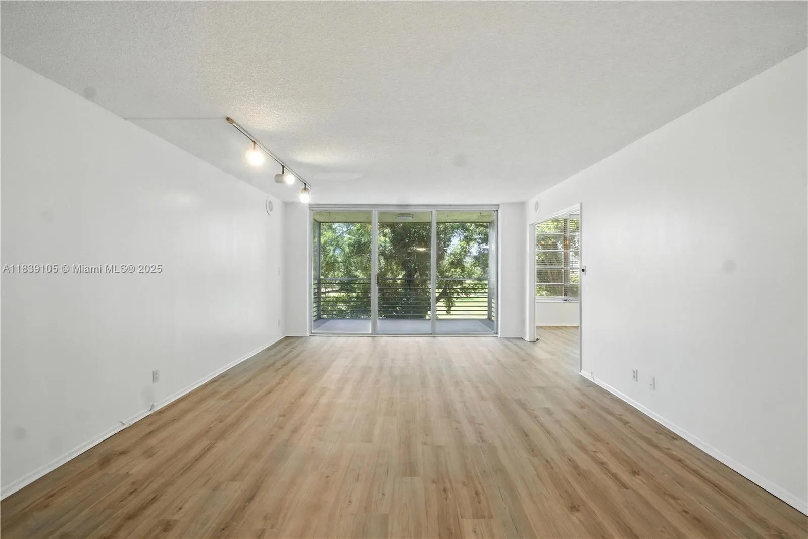 3850 Oaks Clubhouse Dr, #307