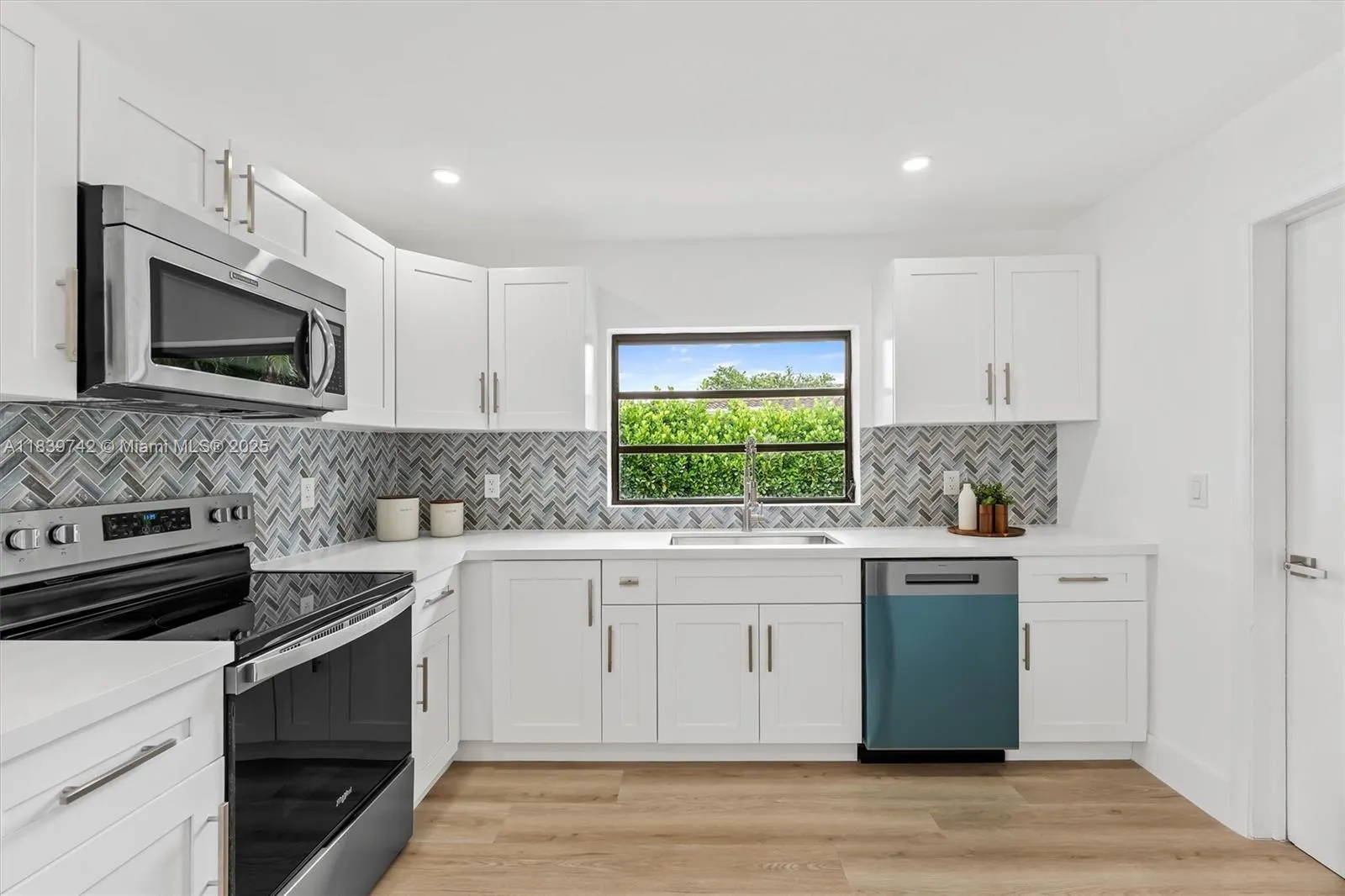 885 Azalea Ct