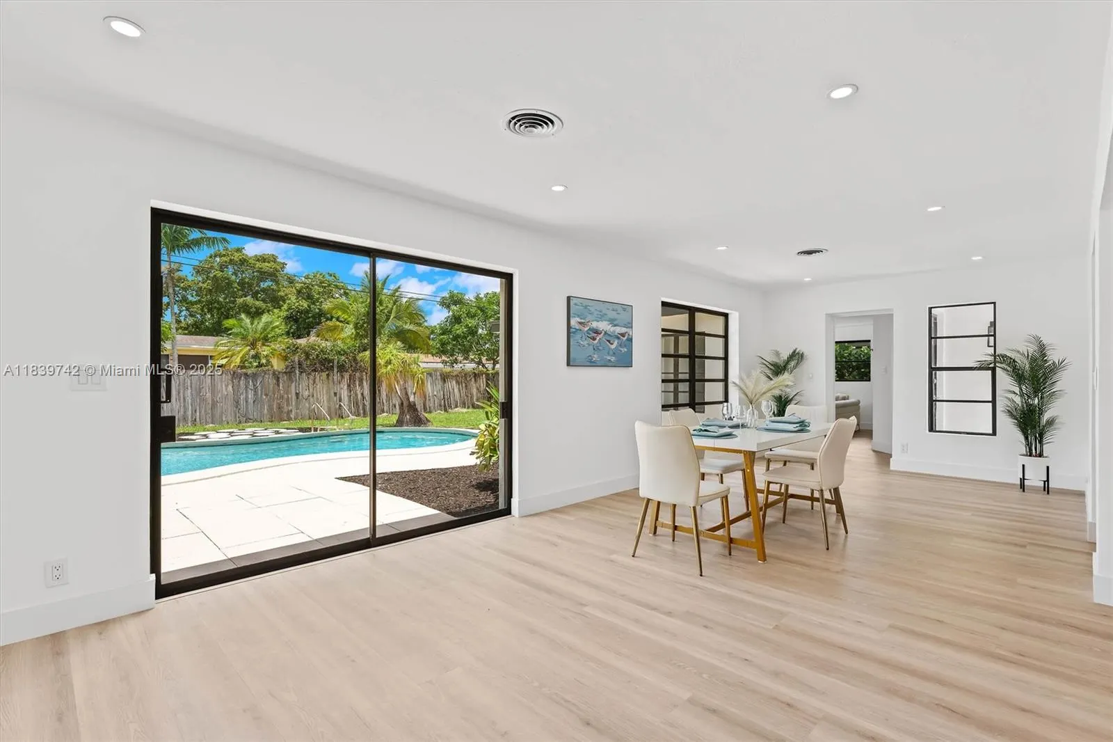 885 Azalea Ct