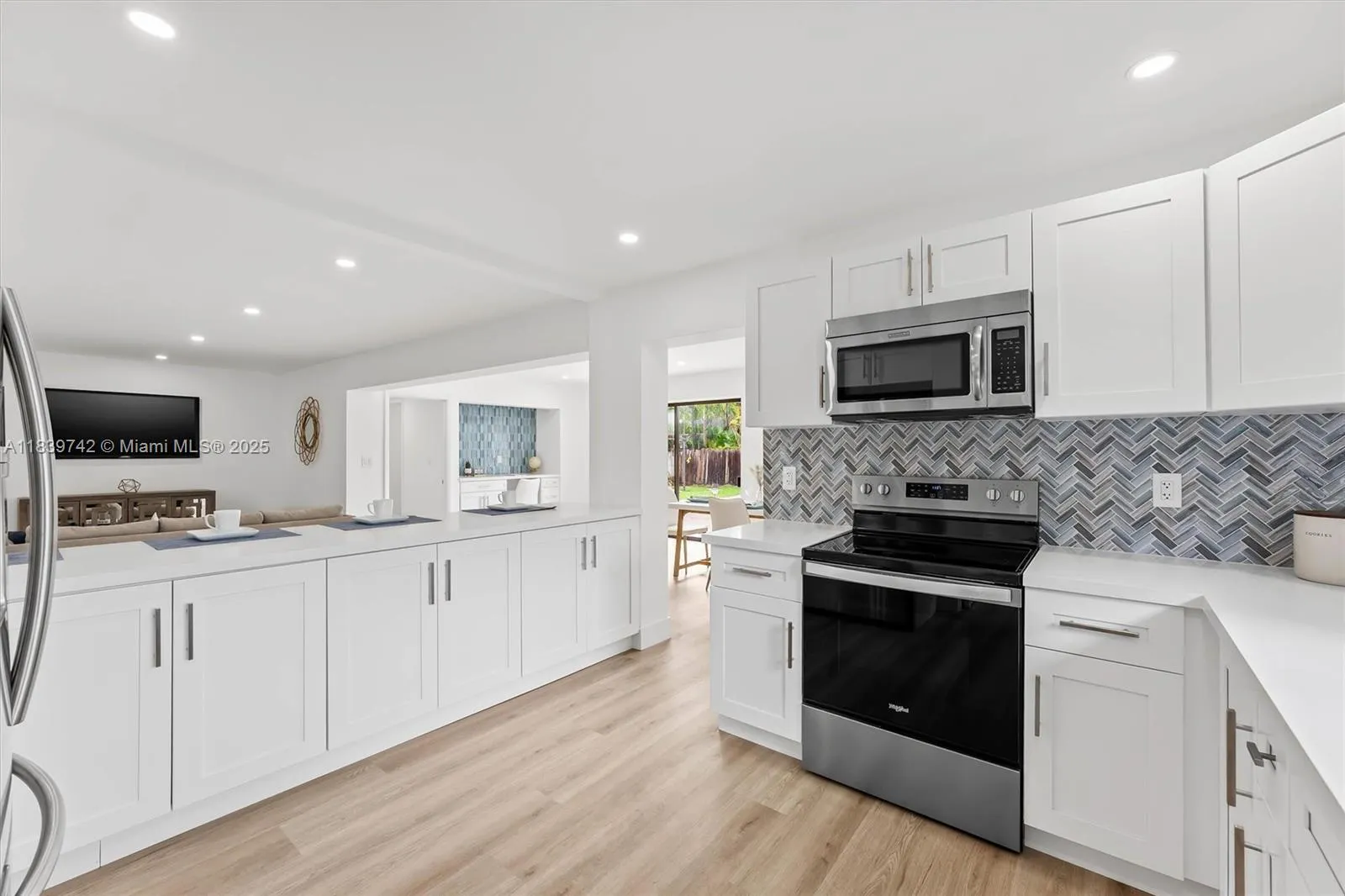 885 Azalea Ct