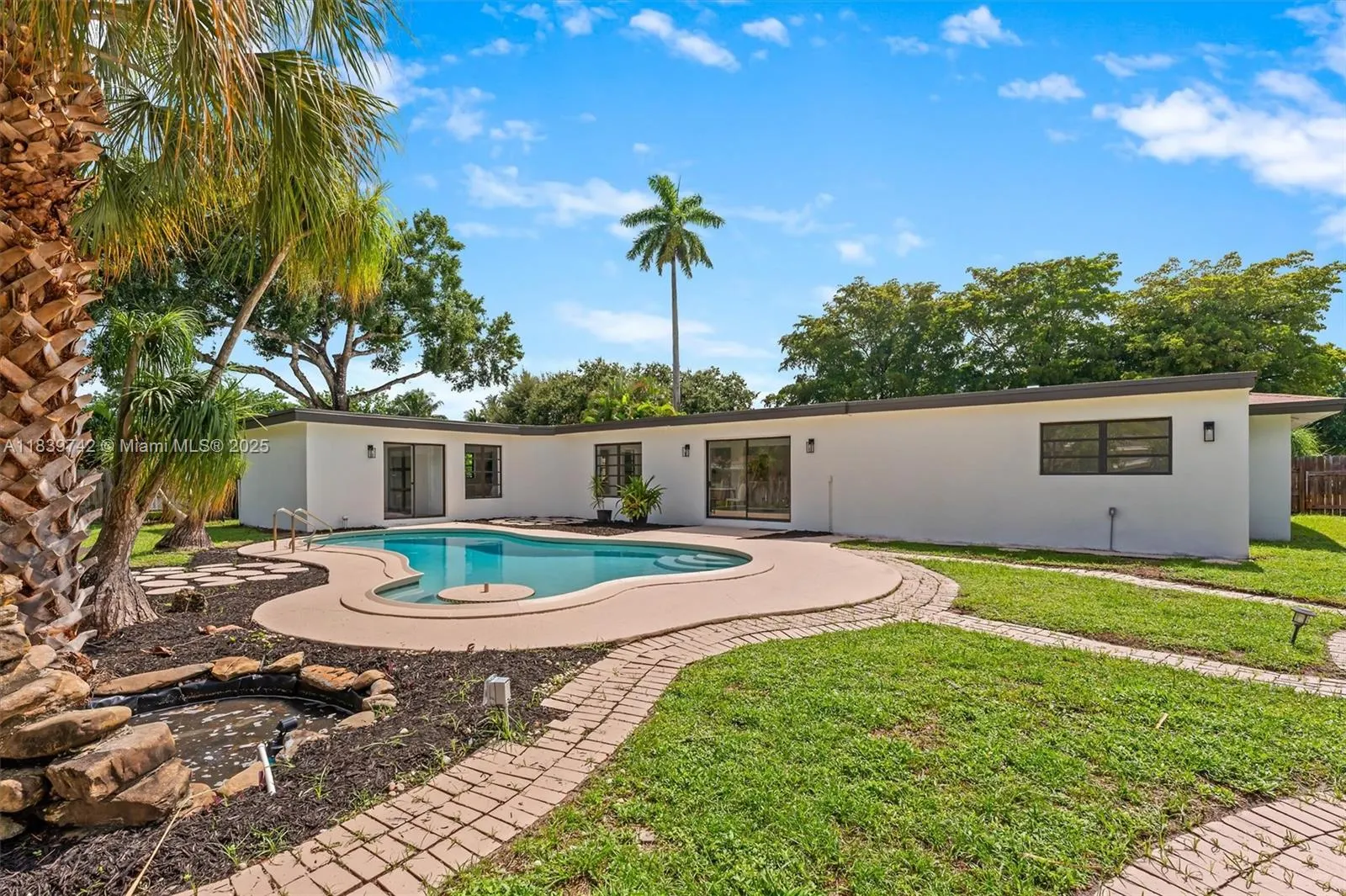 885 Azalea Ct