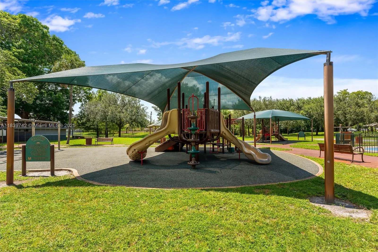 885 Azalea Ct