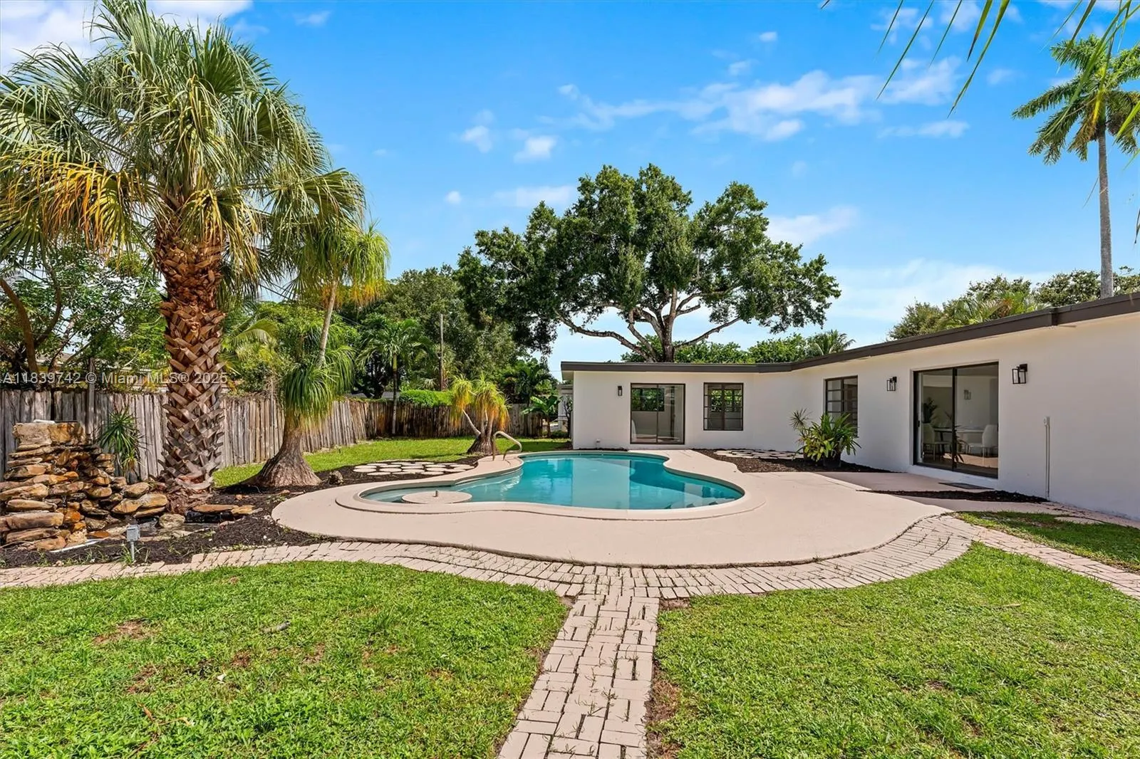 885 Azalea Ct