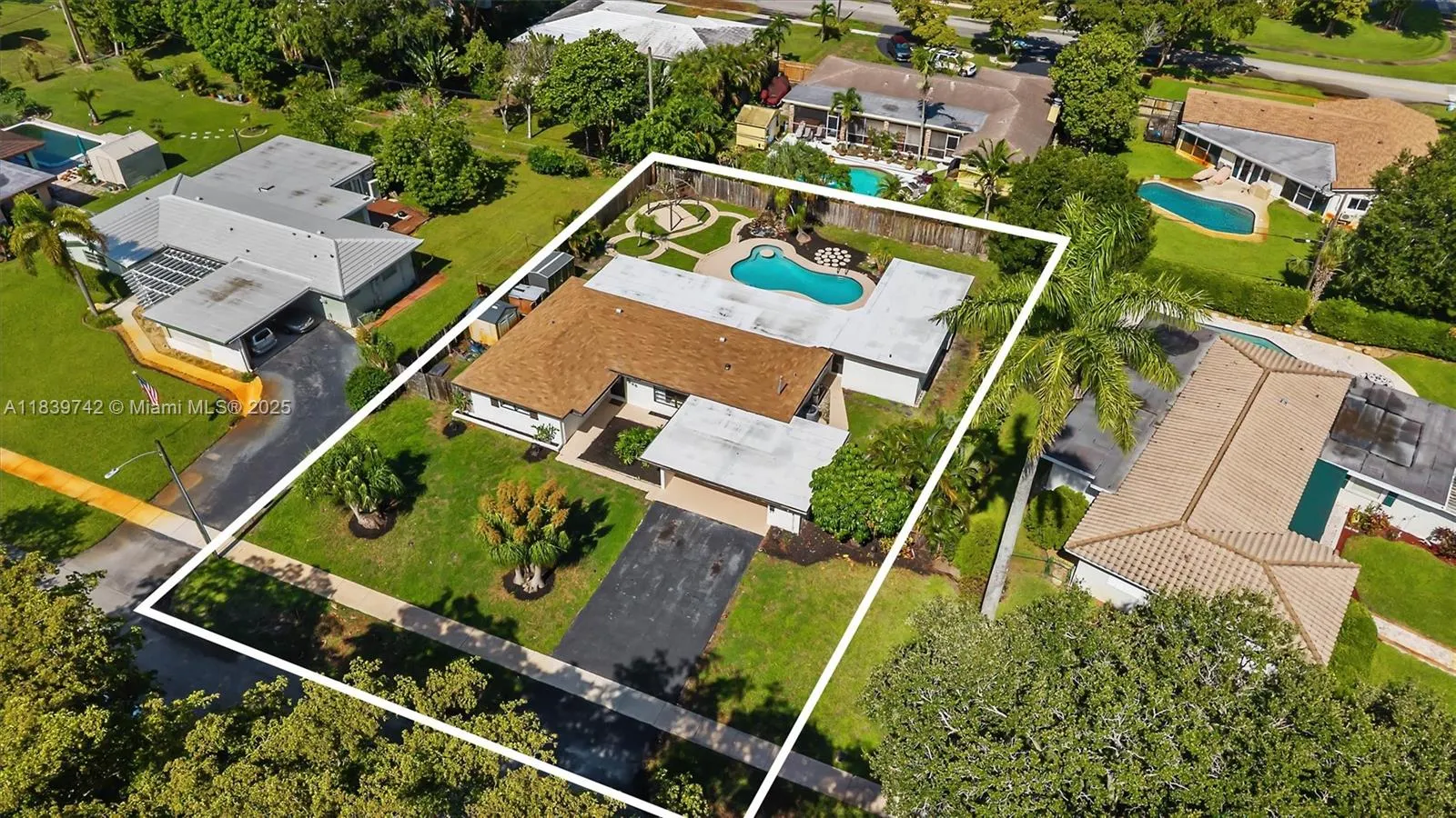 885 Azalea Ct