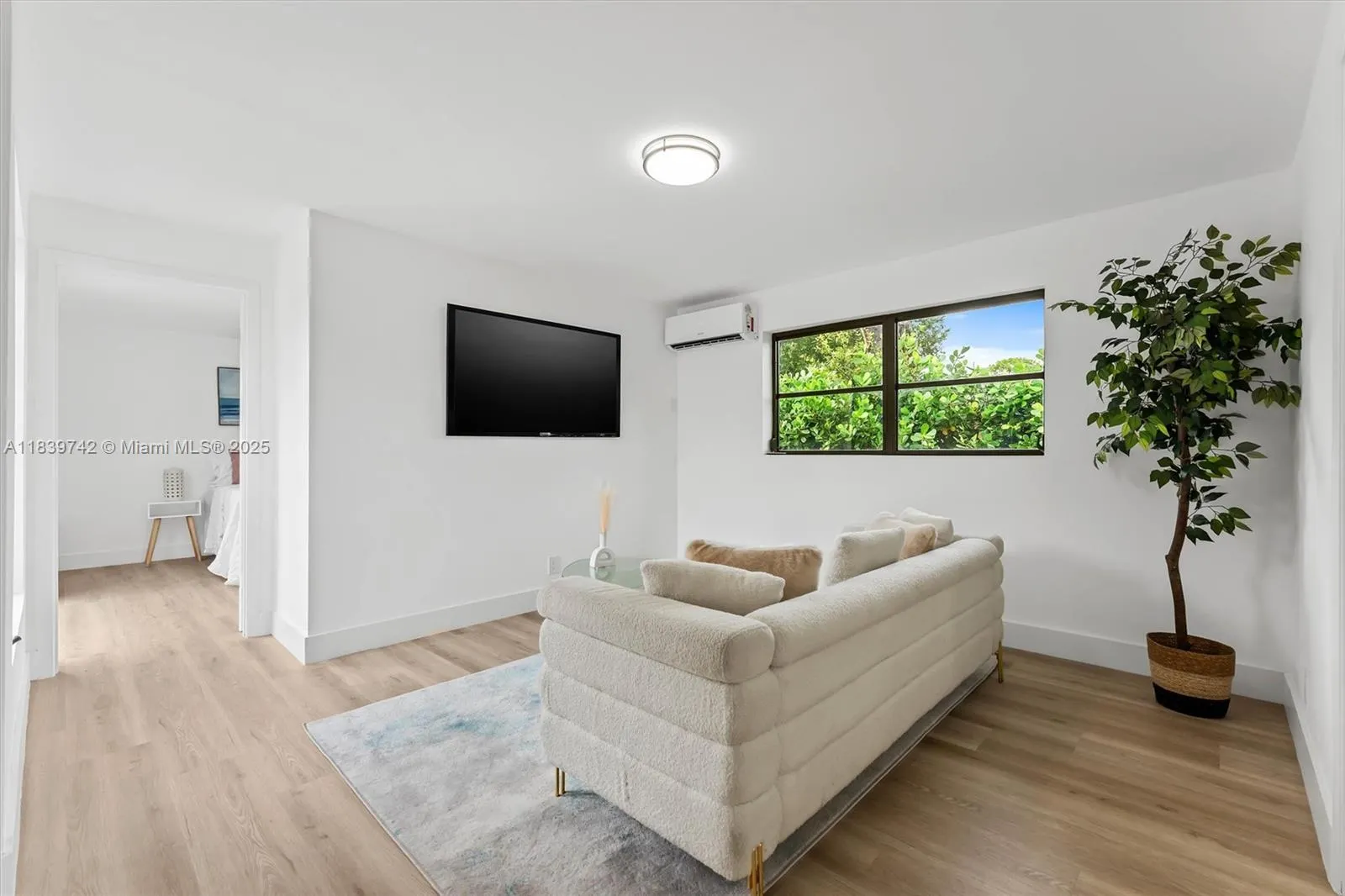 885 Azalea Ct