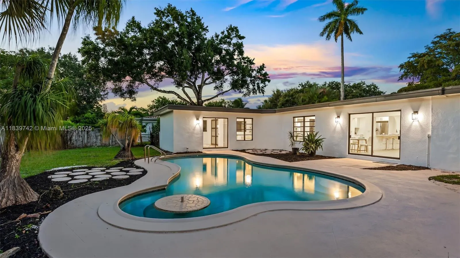 885 Azalea Ct