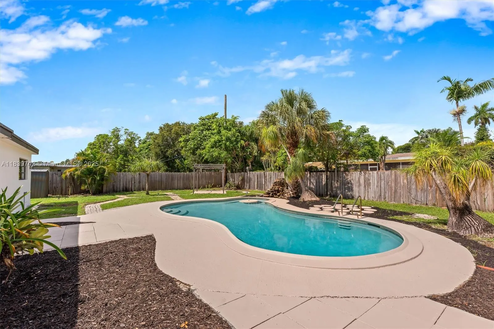 885 Azalea Ct