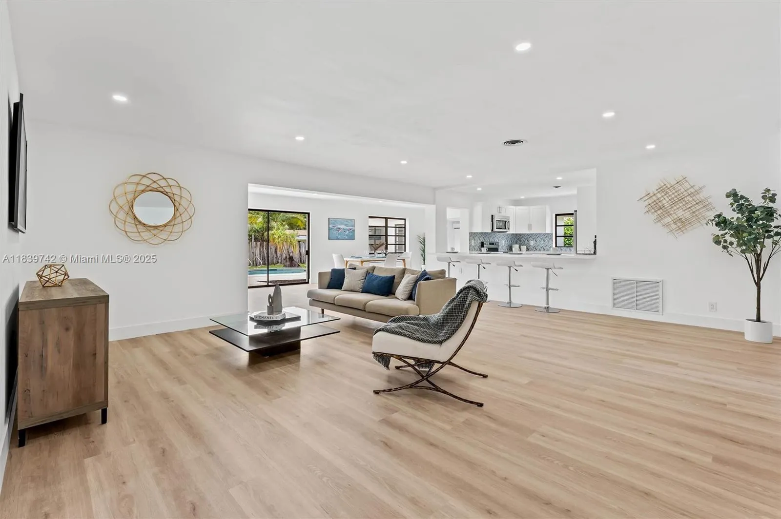 885 Azalea Ct