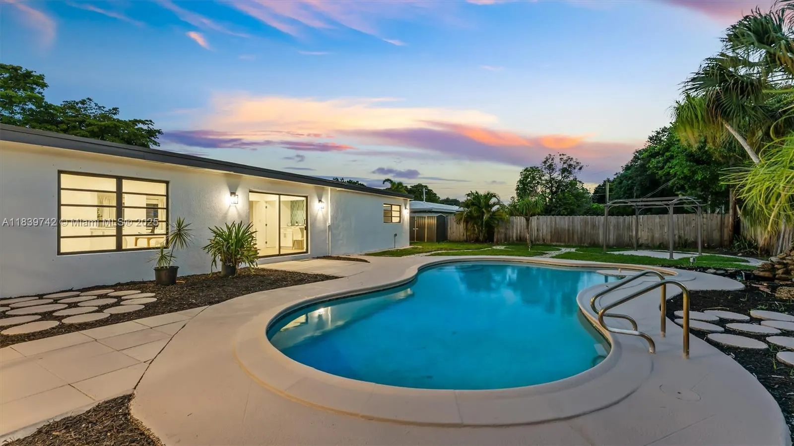885 Azalea Ct