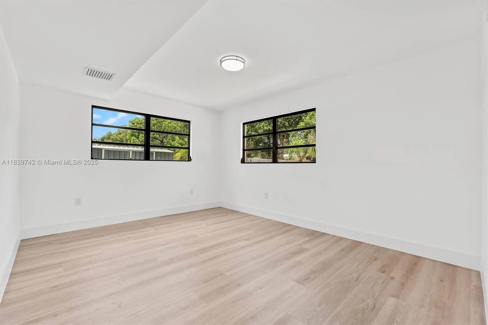 885 Azalea Ct