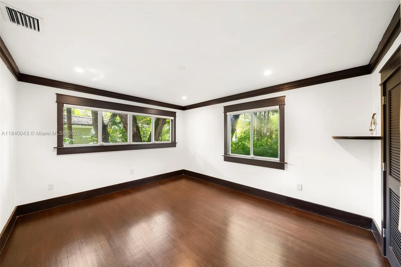 160 W Sunrise Ave