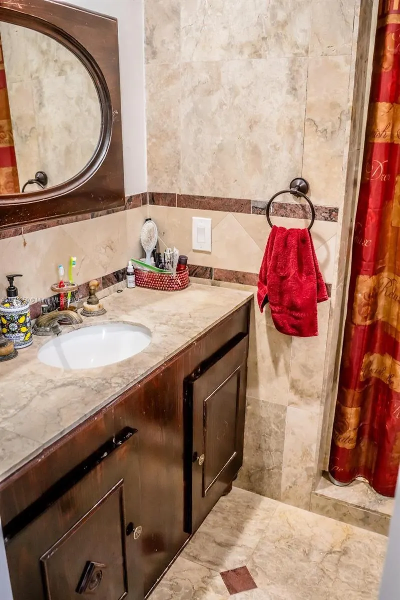 1004 NE 151st Ter