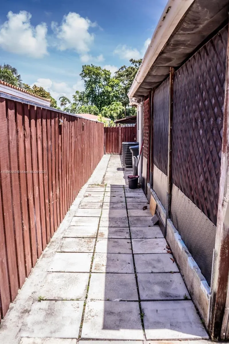 1004 NE 151st Ter