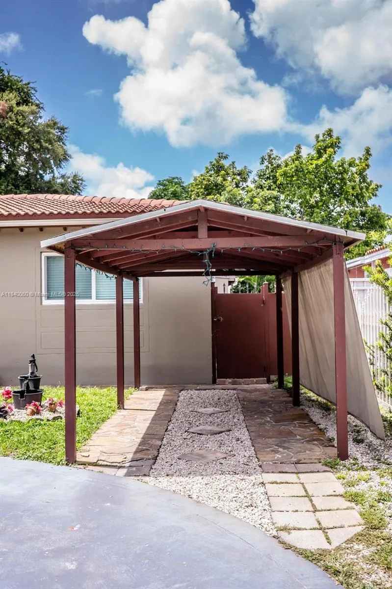 1004 NE 151st Ter
