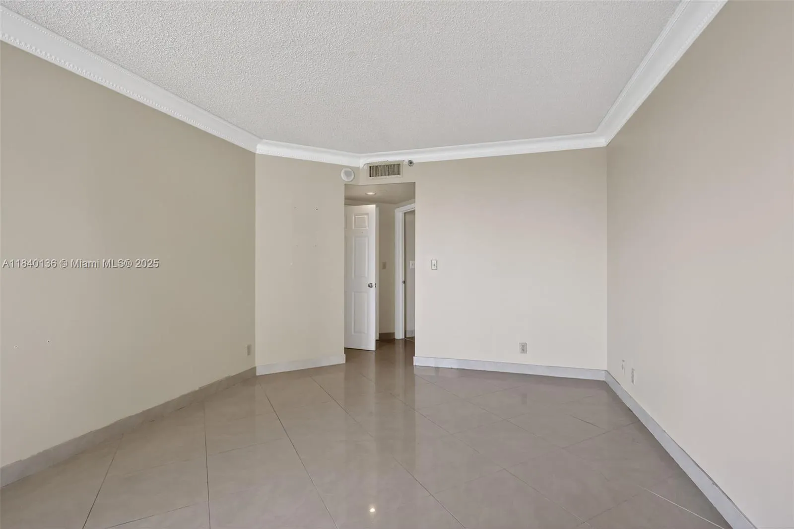20185 E Country Club Dr, #1405