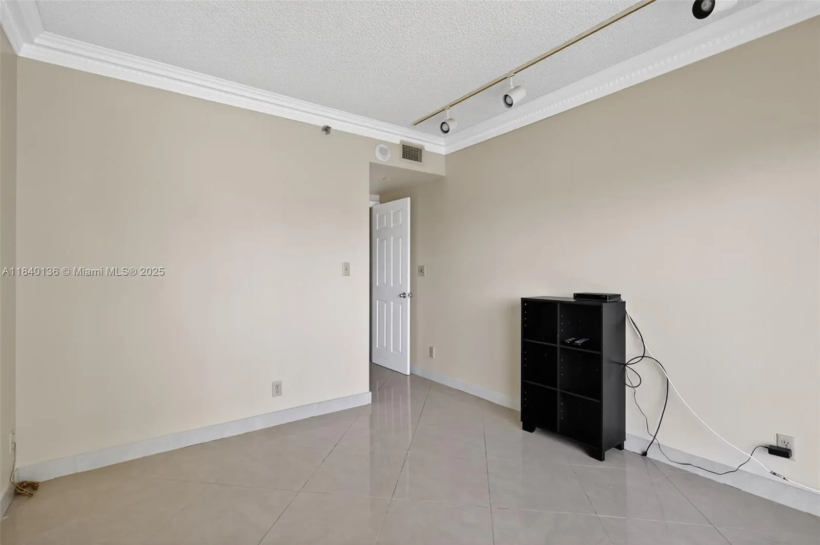 20185 E Country Club Dr, #1405
