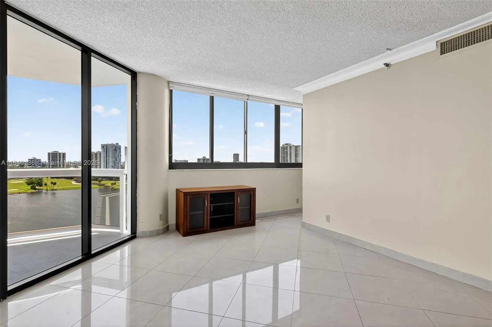 20185 E Country Club Dr, #1405