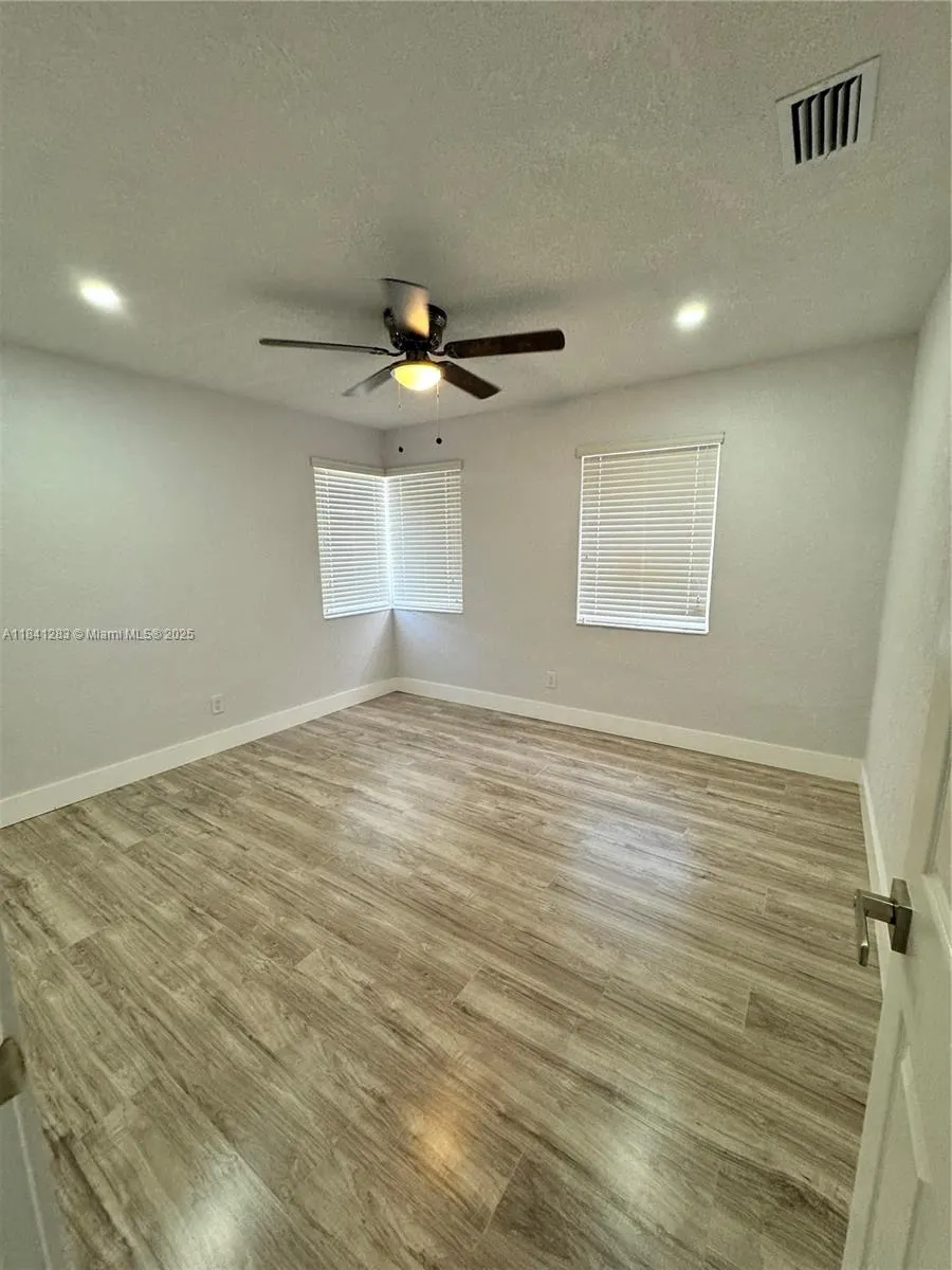 1649 NE 30th Ct