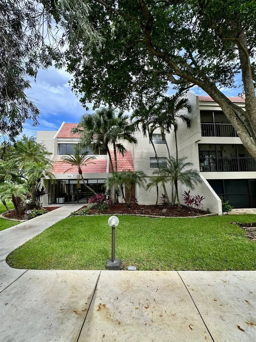 210 Lakeview Dr, #102