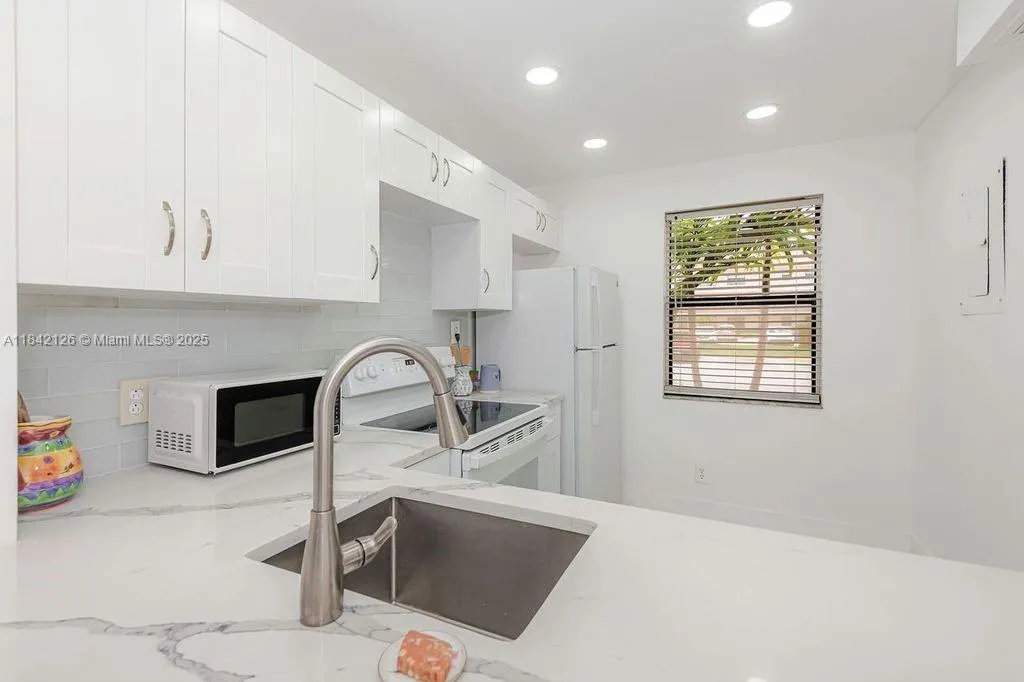 10434 Sunrise Lakes Blvd, #109