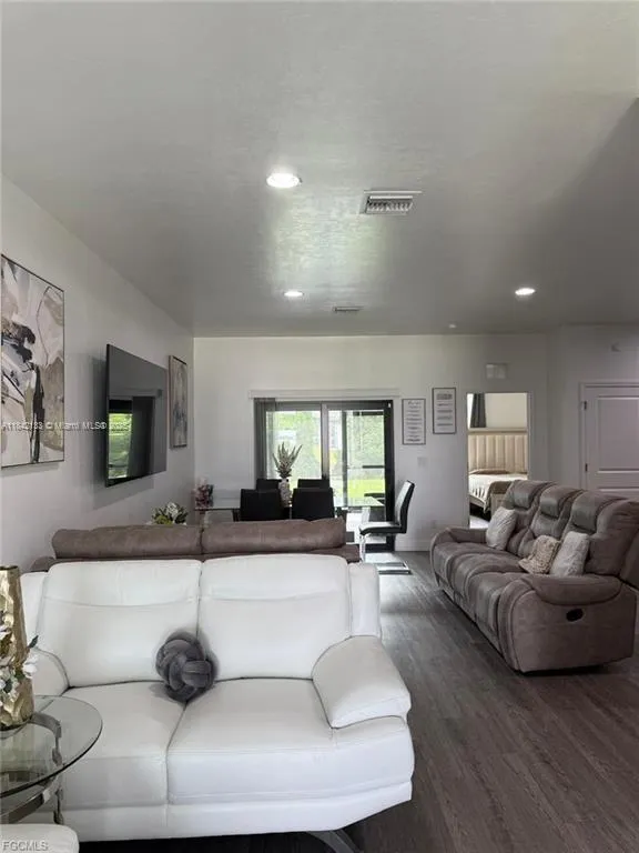 3030 Iris Cir