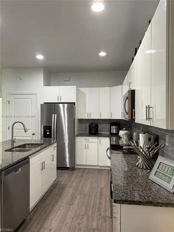 3030 Iris Cir