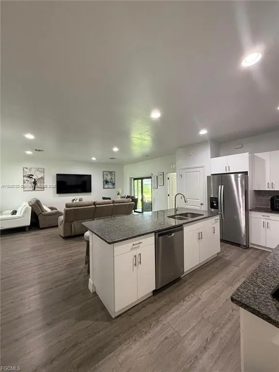 3030 Iris Cir