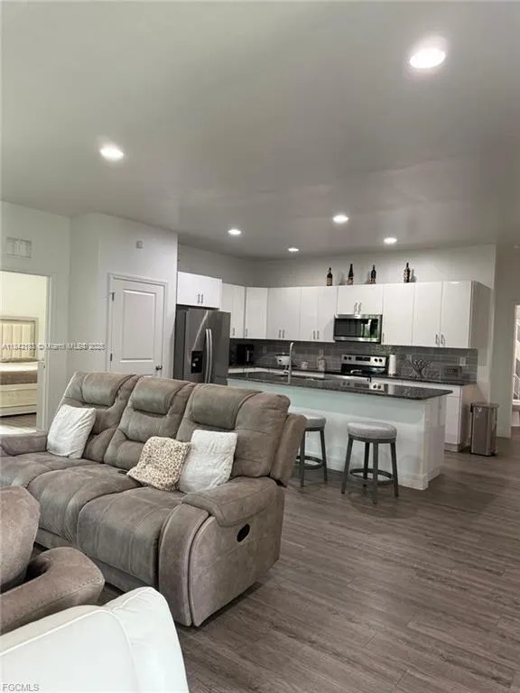 3030 Iris Cir