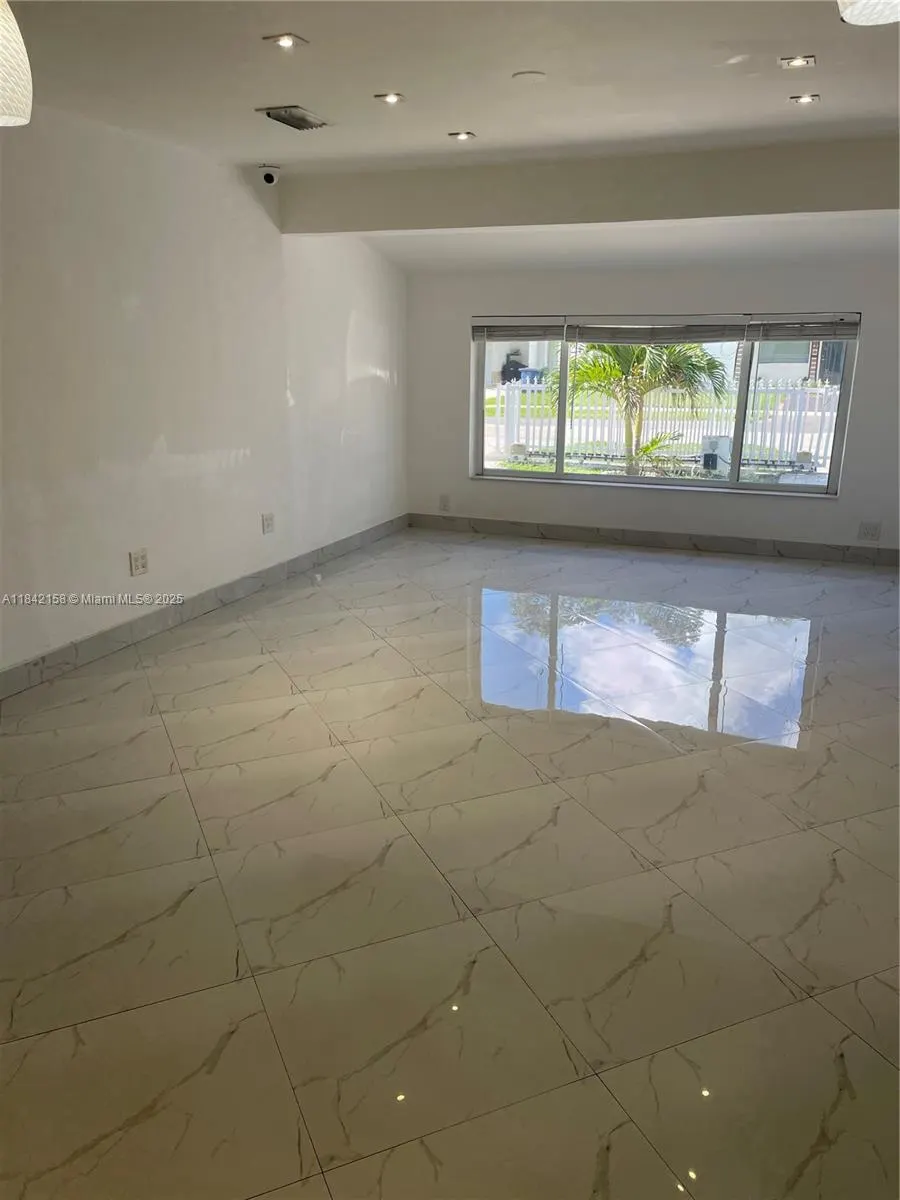 638 SW 10th St