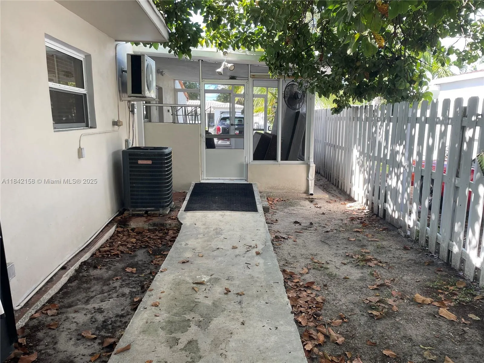 638 SW 10th St