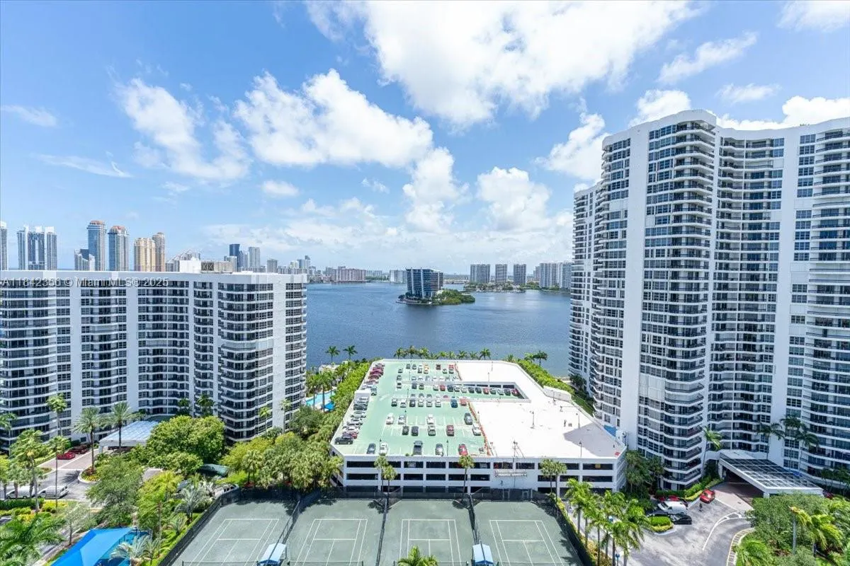 3500 Mystic Pointe Dr, #2101