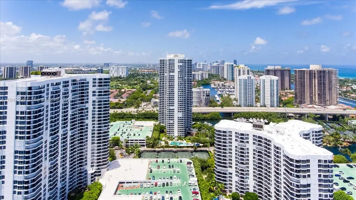 3500 Mystic Pointe Dr, #2101