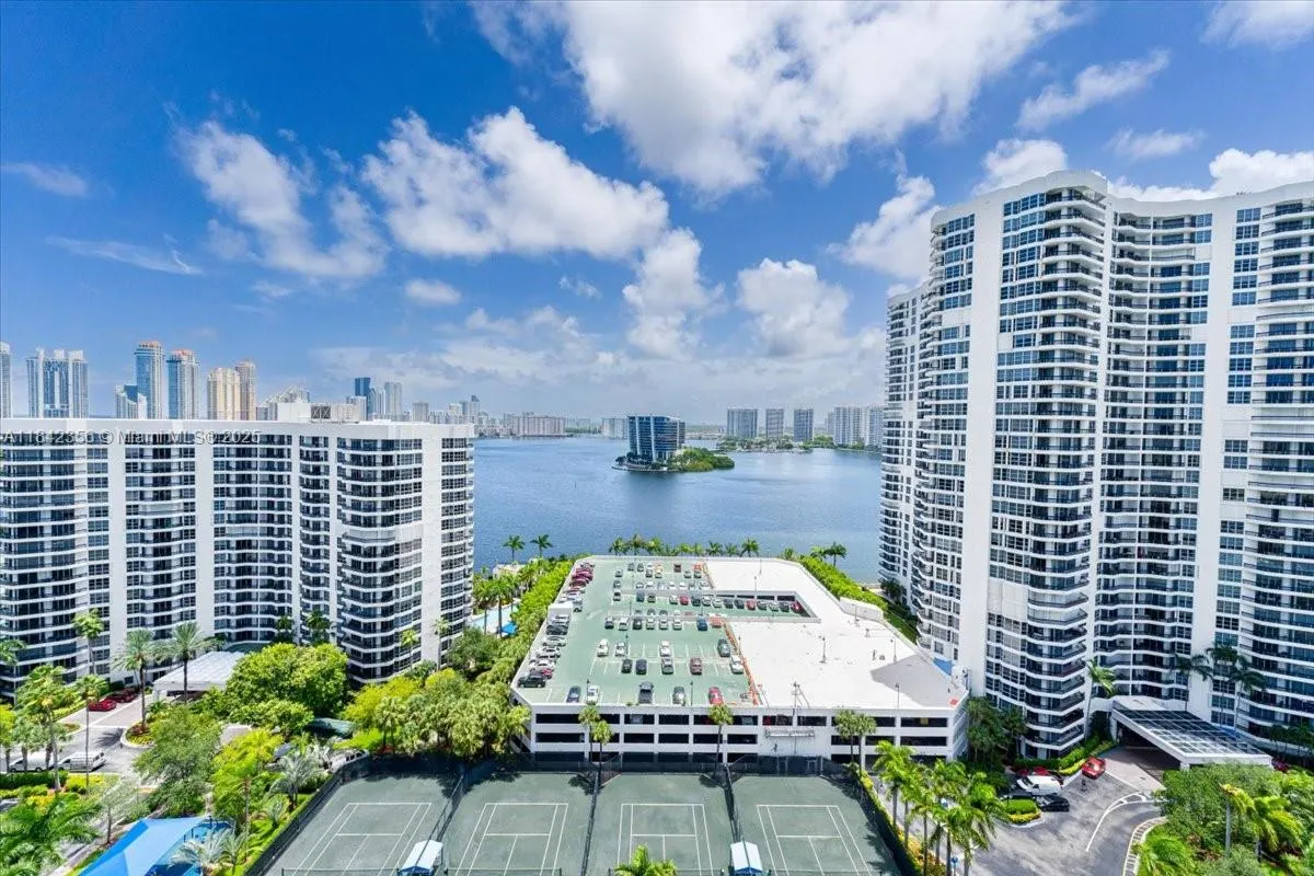 3500 Mystic Pointe Dr, #2101