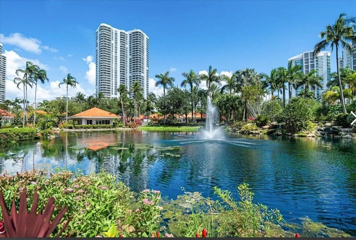 3500 Mystic Pointe Dr, #2101