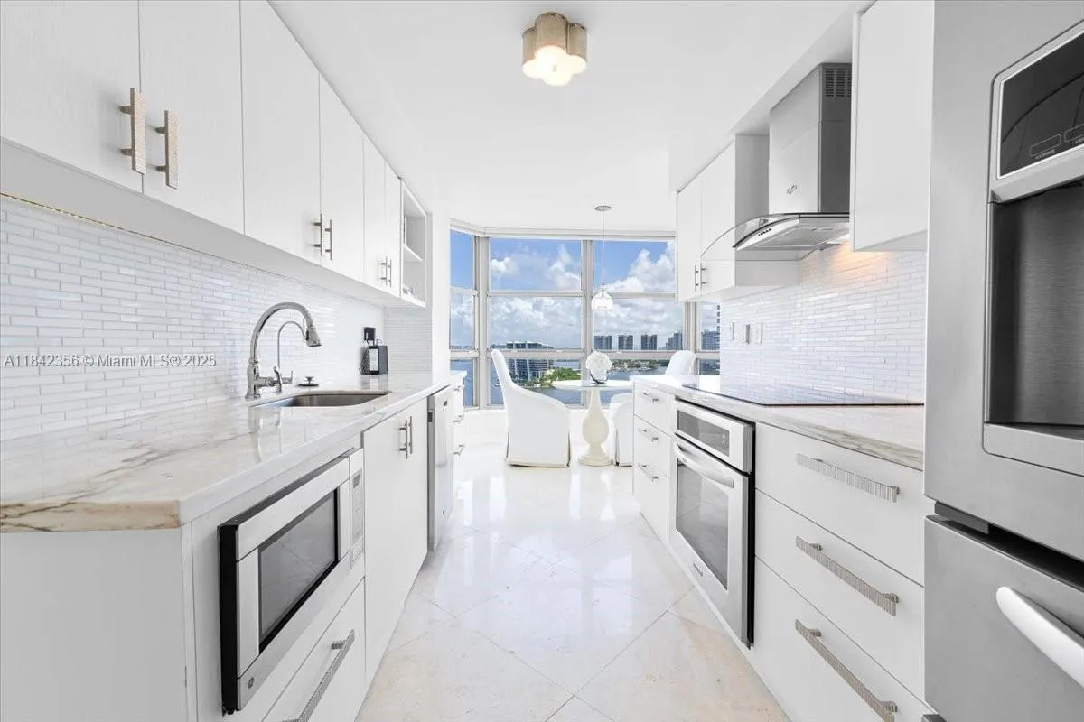 3500 Mystic Pointe Dr, #2101