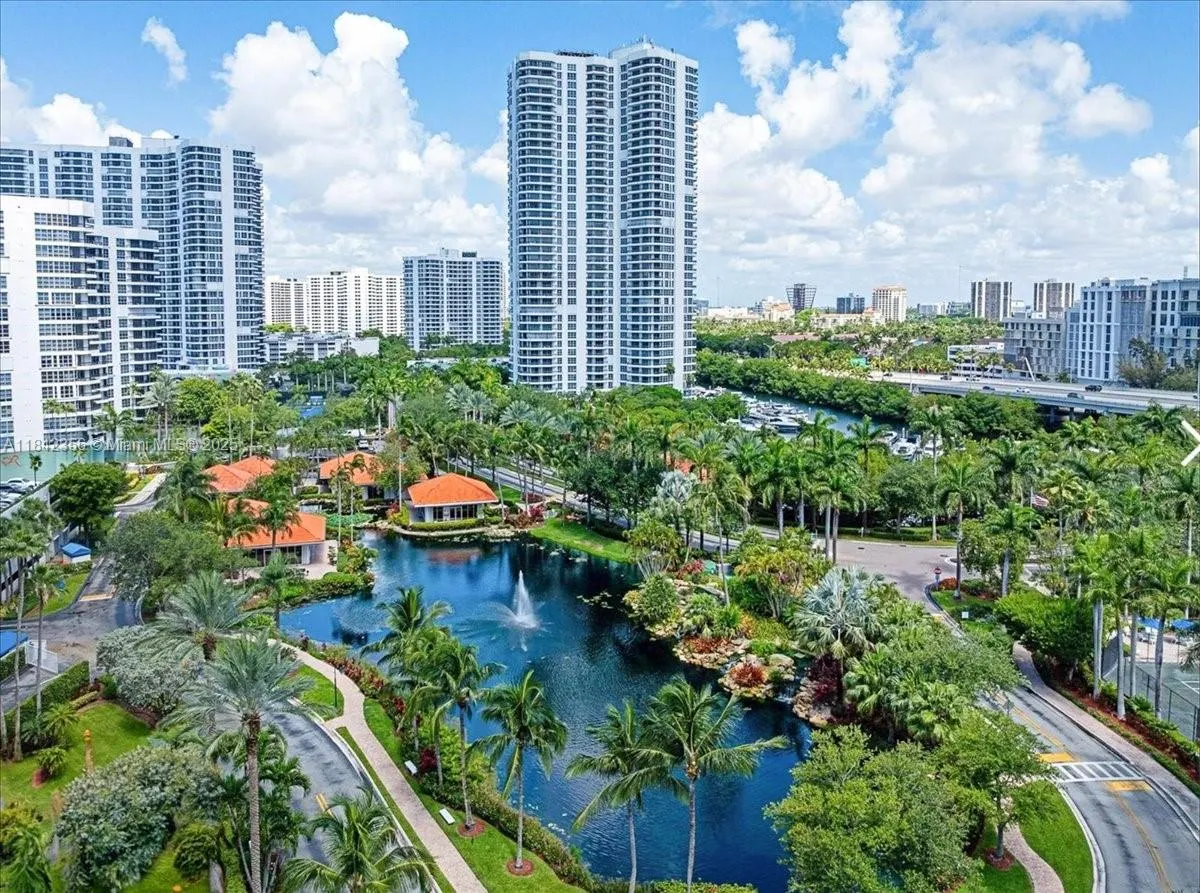 3500 Mystic Pointe Dr, #2101
