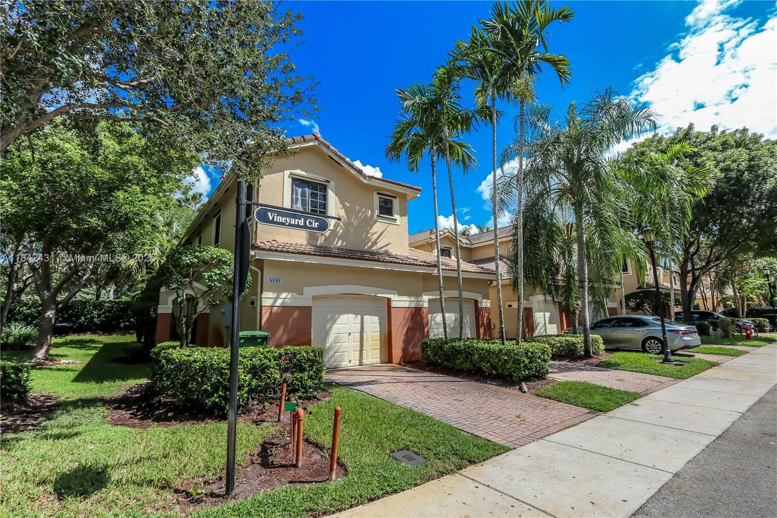 4333 Vineyard Cir