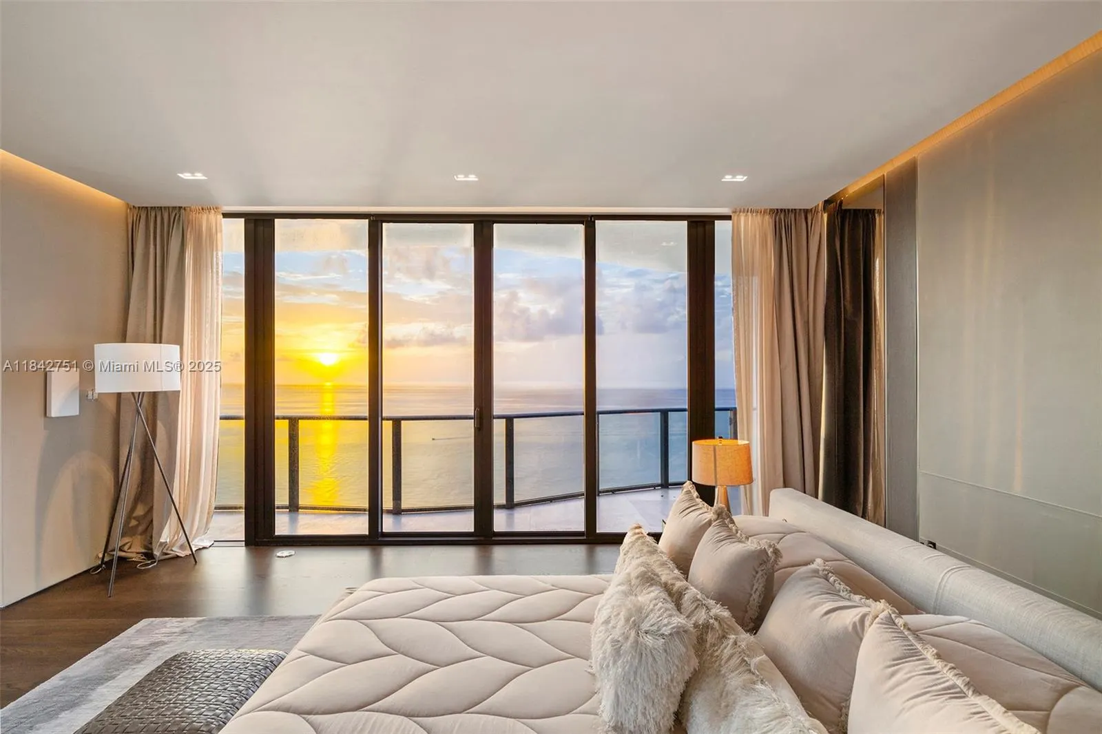 19575 Collins Ave, #38