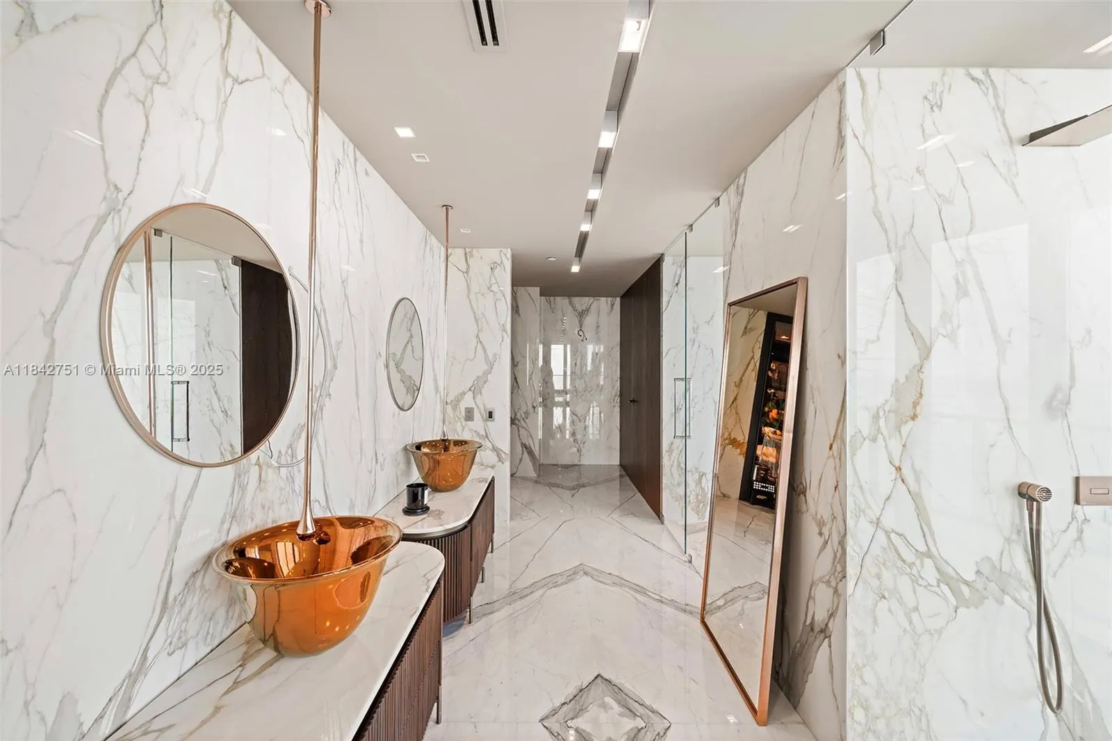 19575 Collins Ave, #38