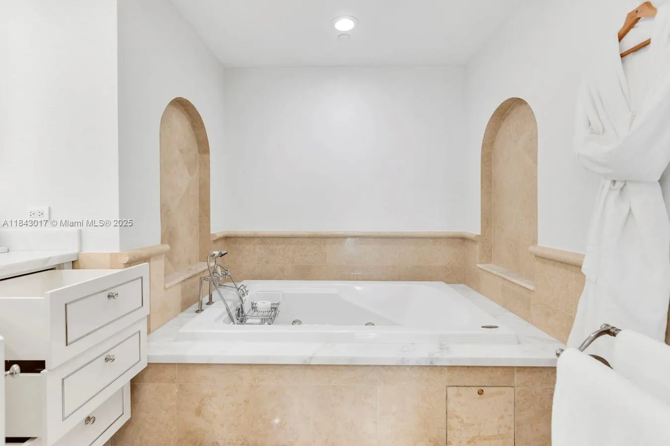 17875 Collins Ave, #2703